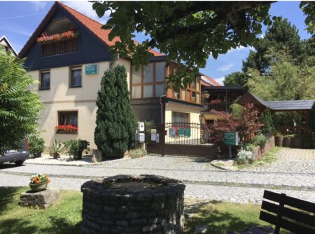 herzlich willkommen in unserer Pension Sonja Müller im schönen Grammetal. Um Ihnen den Aufenthalt so angenehm wie möglich zu gestalten, finden Sie im Folgenden umfassende Informationen über unsere Pension und unsere Serviceleistungen. Bei Fragen, Wünschen und Anregungen können Sie sich jederzeit gern an uns wenden. Ihr Team der Pension Sonja Müller