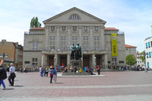 Weimar - Deutsches Nationaltheater mit Goethe-Schiller-Denkmal