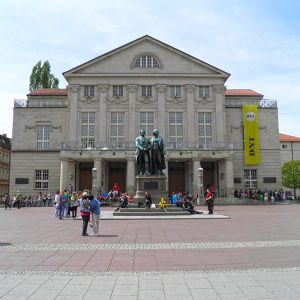 Weimar - Deutsches Nationaltheater mit Goethe-Schiller-Denkmal