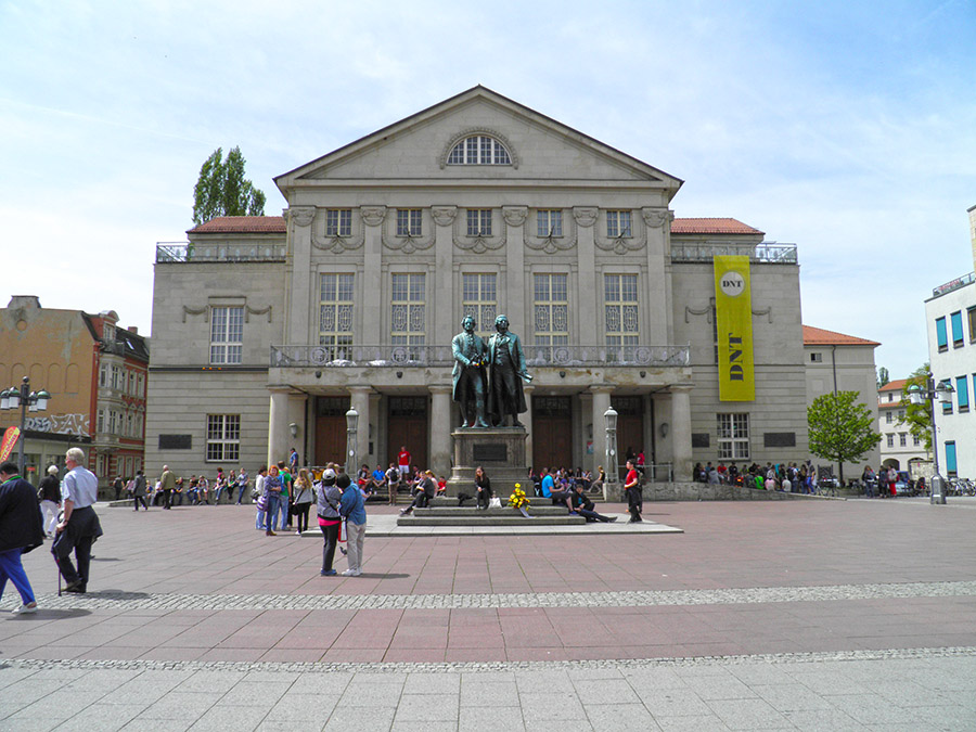 Weimar - Deutsches Nationaltheater mit Goethe-Schiller-Denkmal